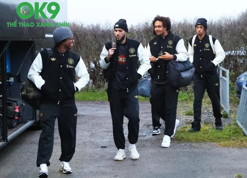 Rất nhiều cầu thủ của Man Utd đã đi đến ga tàu Stockport bằng xe buýt nhưng không có Rashford (Ảnh: Getty). Rất nhiều cầu thủ của Man Utd đã đi đến ga tàu Stockport bằng xe buýt nhưng không có Rashford (Ảnh: Getty).