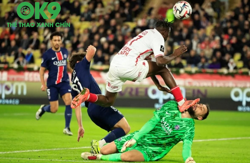 Anh phải hứng trọn một cú đạp vào mặt. Ảnh: AFP. Anh phải hứng trọn một cú đạp vào mặt. Ảnh: AFP.